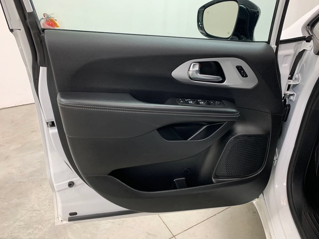 Used 2025 Chrysler Pacifica Limited FWD image 5