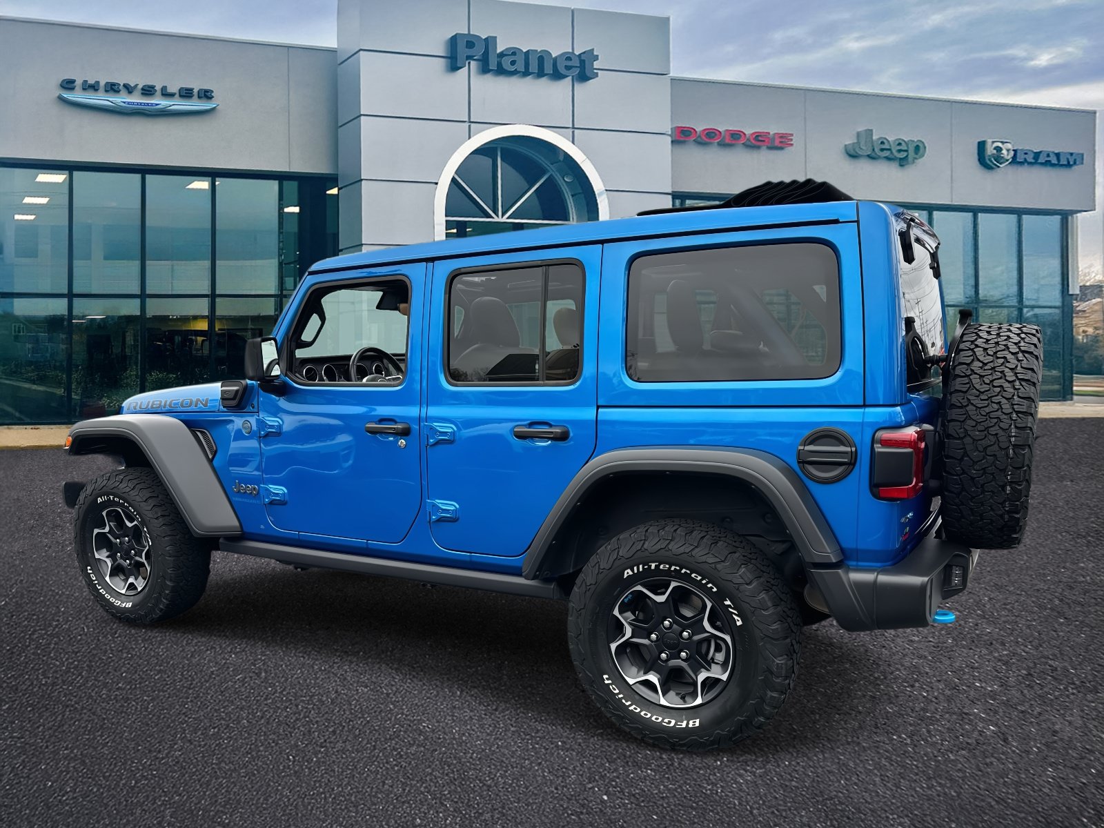 Used 2023 Jeep Wrangler Unlimited Rubicon 4xe w/ Safety Group AWD/4WD image 3
