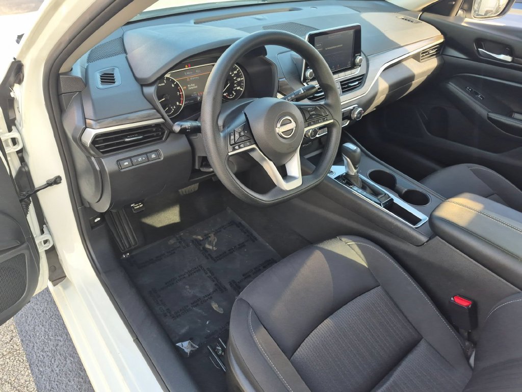 Used 2025 Nissan Altima 2.5 SV FWD image 11