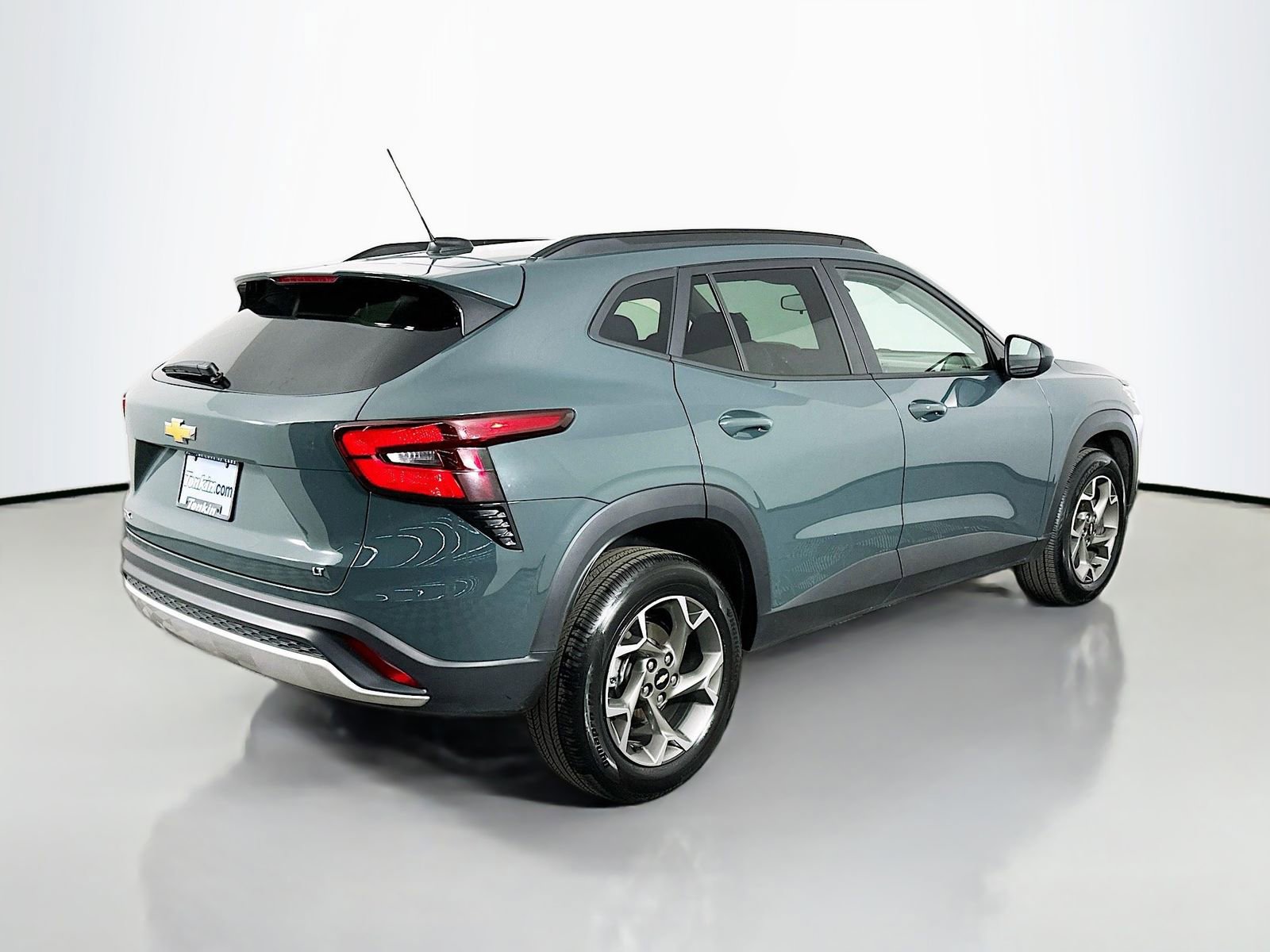 Used 2025 Chevrolet Trax LT w/ LT Convenience Package image 9