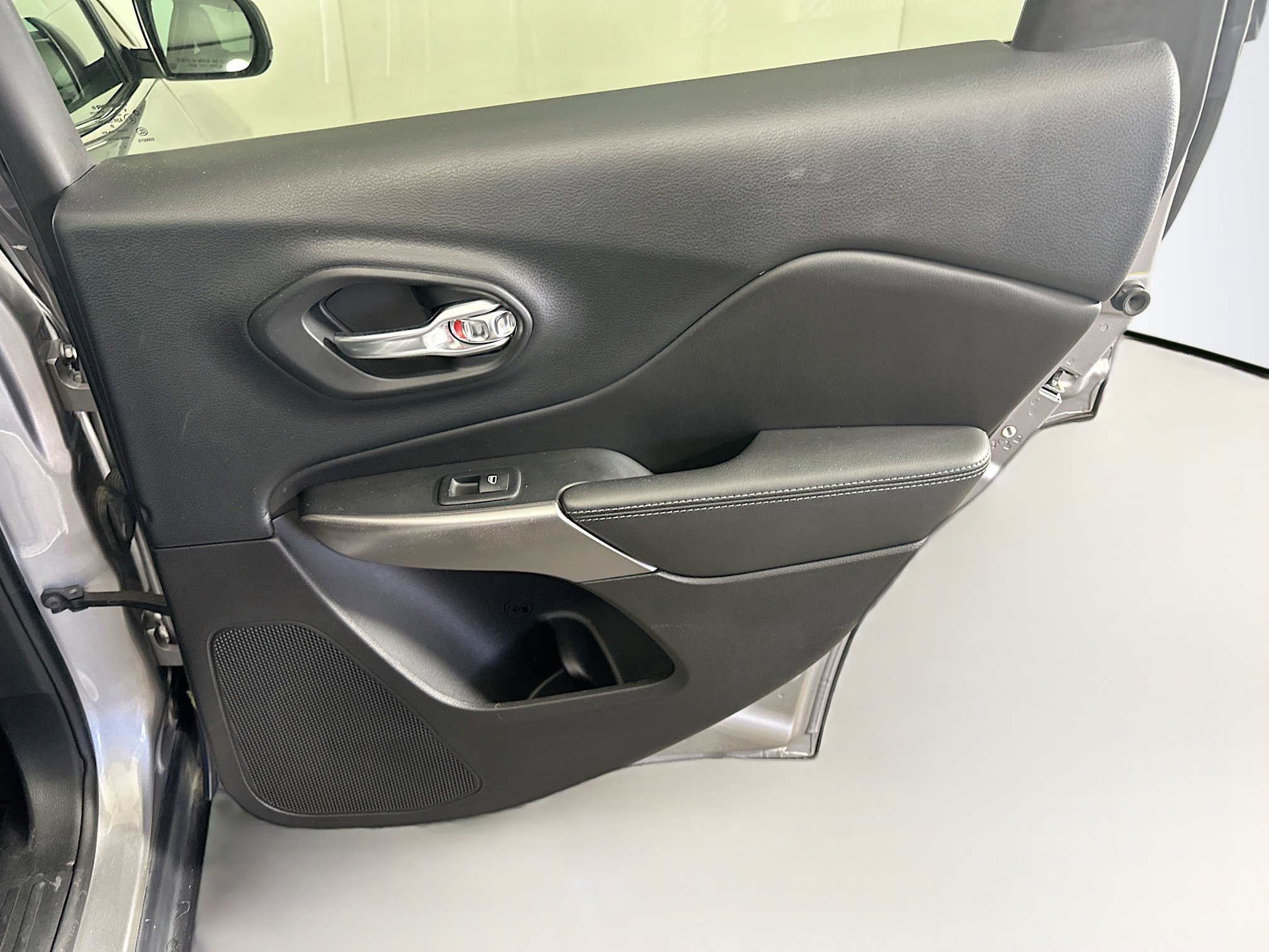 Used 2019 Jeep Cherokee Limited w/ Luxury Group AWD/4WD image 30