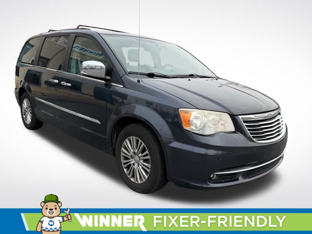 Used 2014 Chrysler Town & Country Touring-L w/ Driver Convenience Group image 3