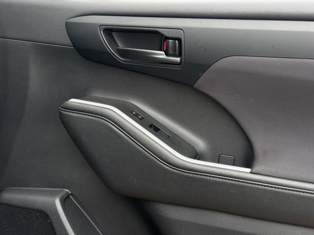 Used 2024 Toyota Highlander LE AWD/4WD image 28