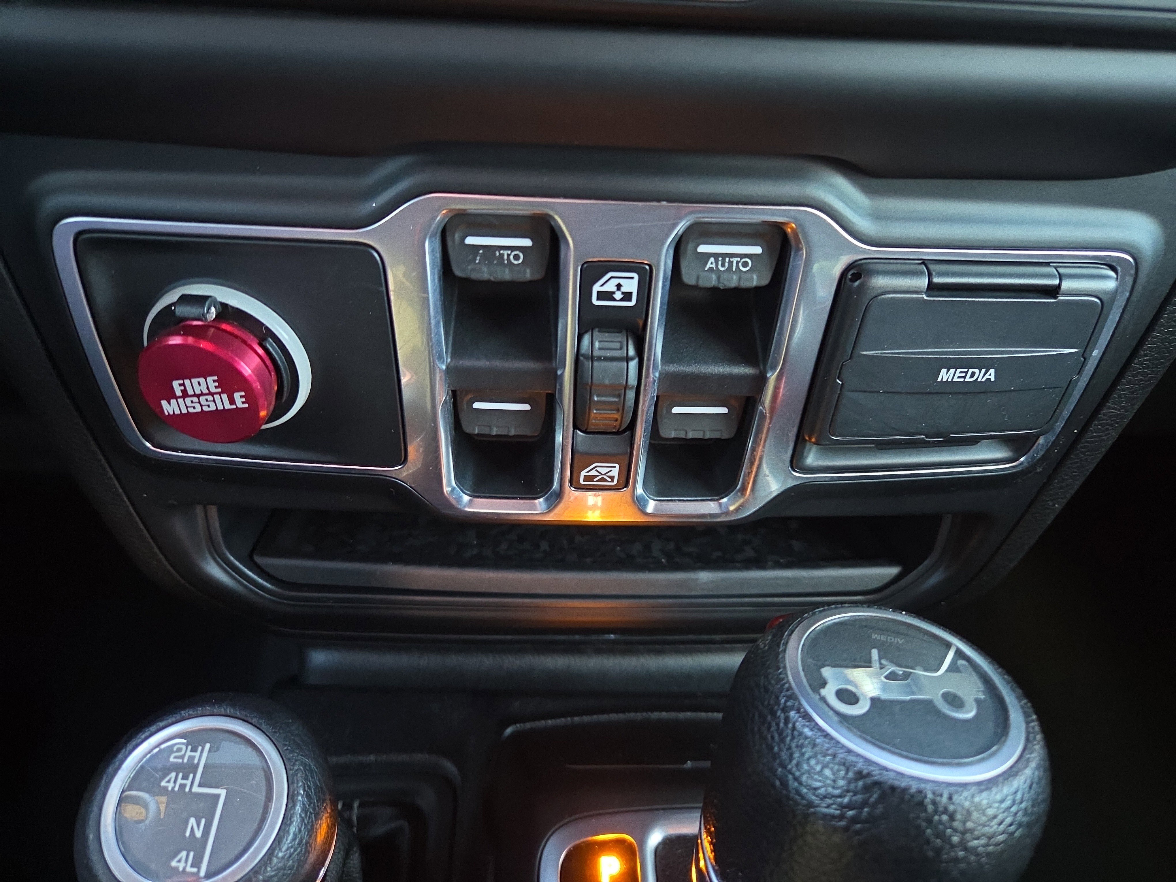 Used 2018 Jeep Wrangler Unlimited Sahara image 14