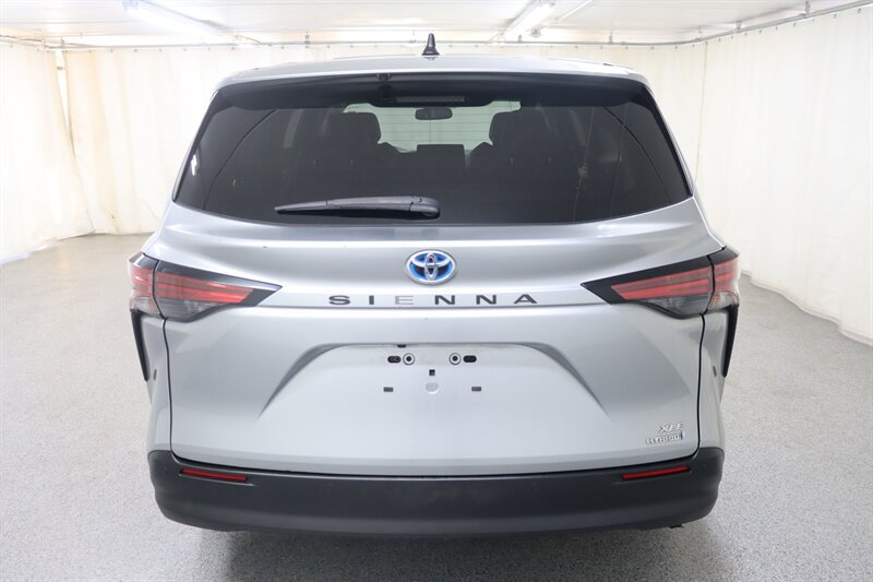 Used 2021 Toyota Sienna XLE FWD image 5