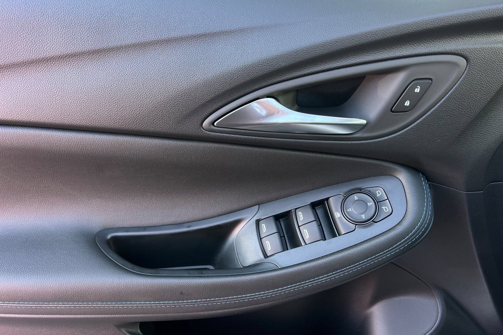 New 2026 Buick Encore GX Sport Touring FWD image 8