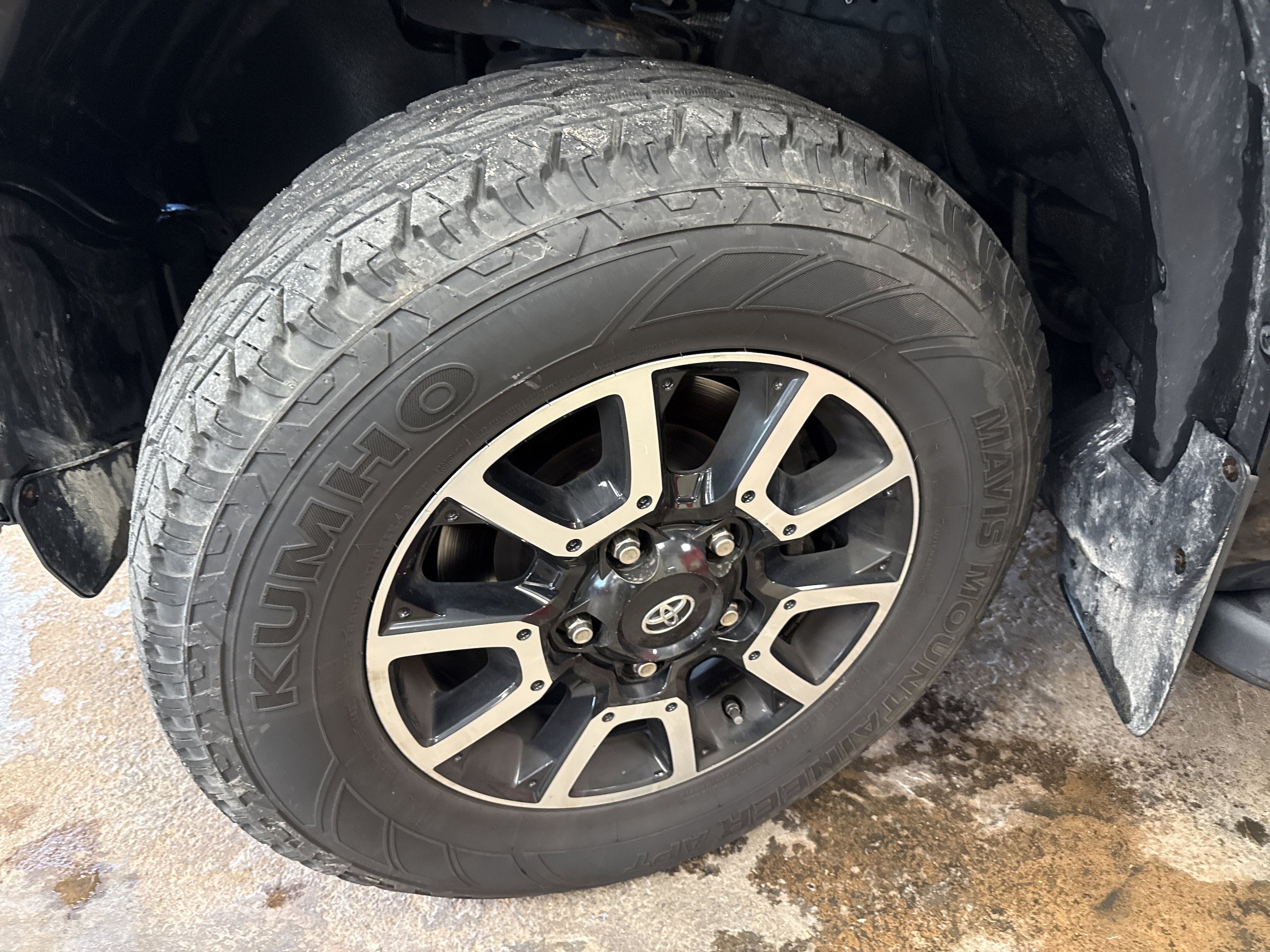 Used 2019 Toyota Tundra Limited w/ Limited Premium Package AWD/4WD image 4