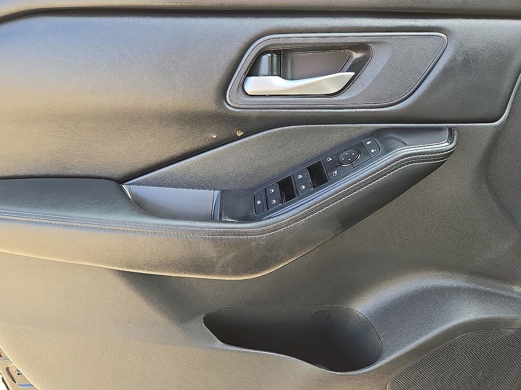 Used 2024 Nissan Rogue SV image 21