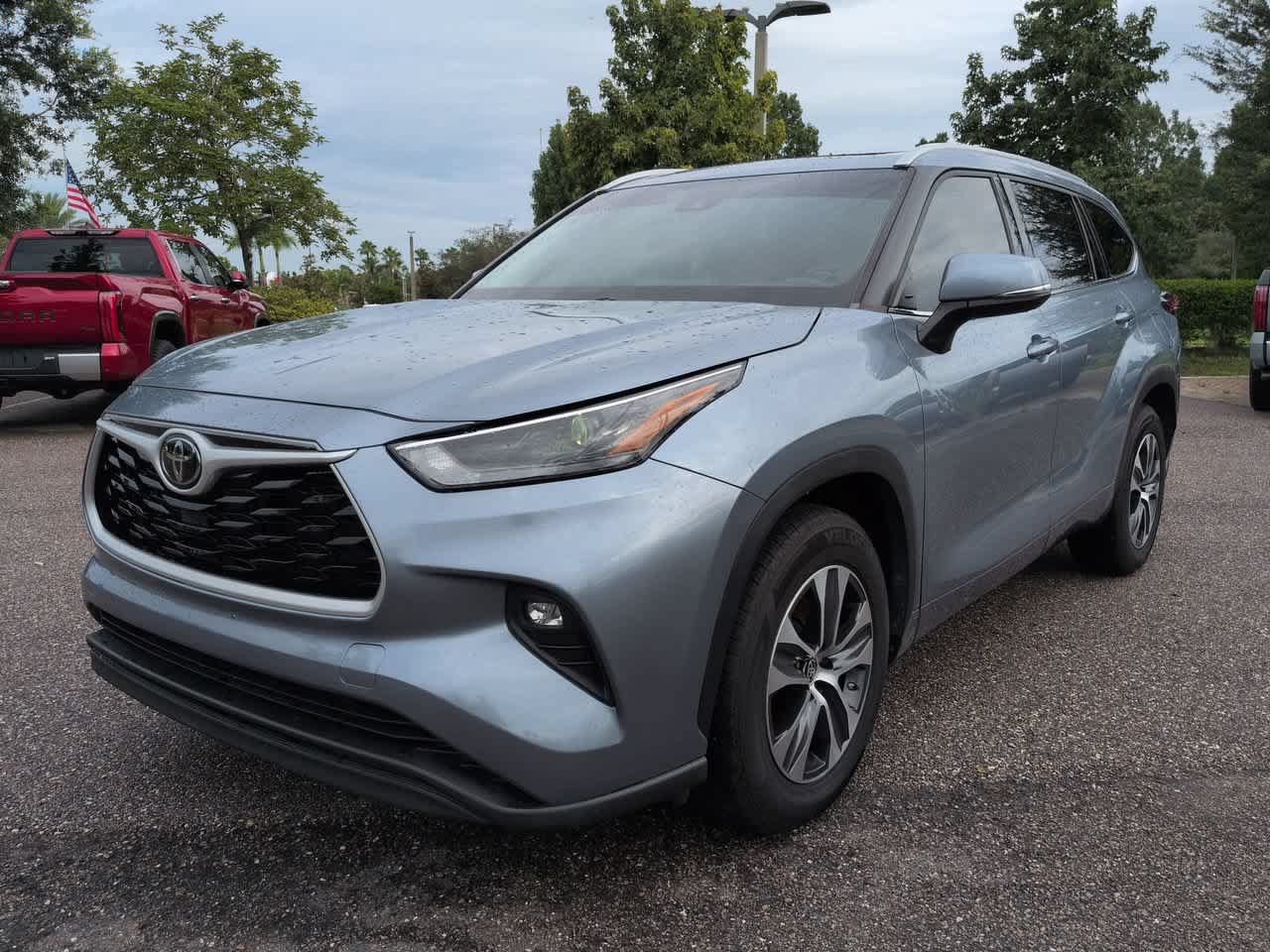 Used 2022 Toyota Highlander XLE FWD image 2