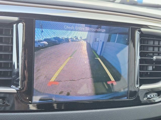 Used 2017 Chrysler Pacifica Touring-L FWD image 11