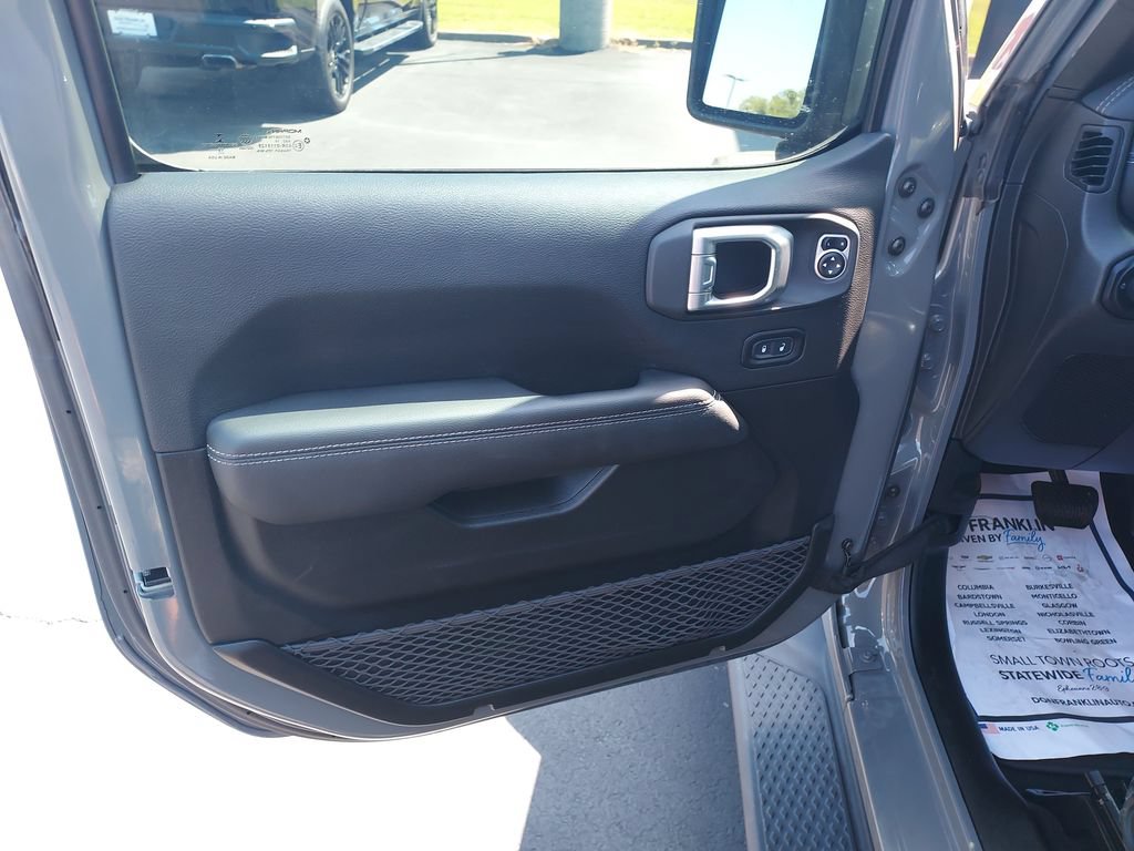 Used 2020 Jeep Gladiator Overland AWD/4WD image 12