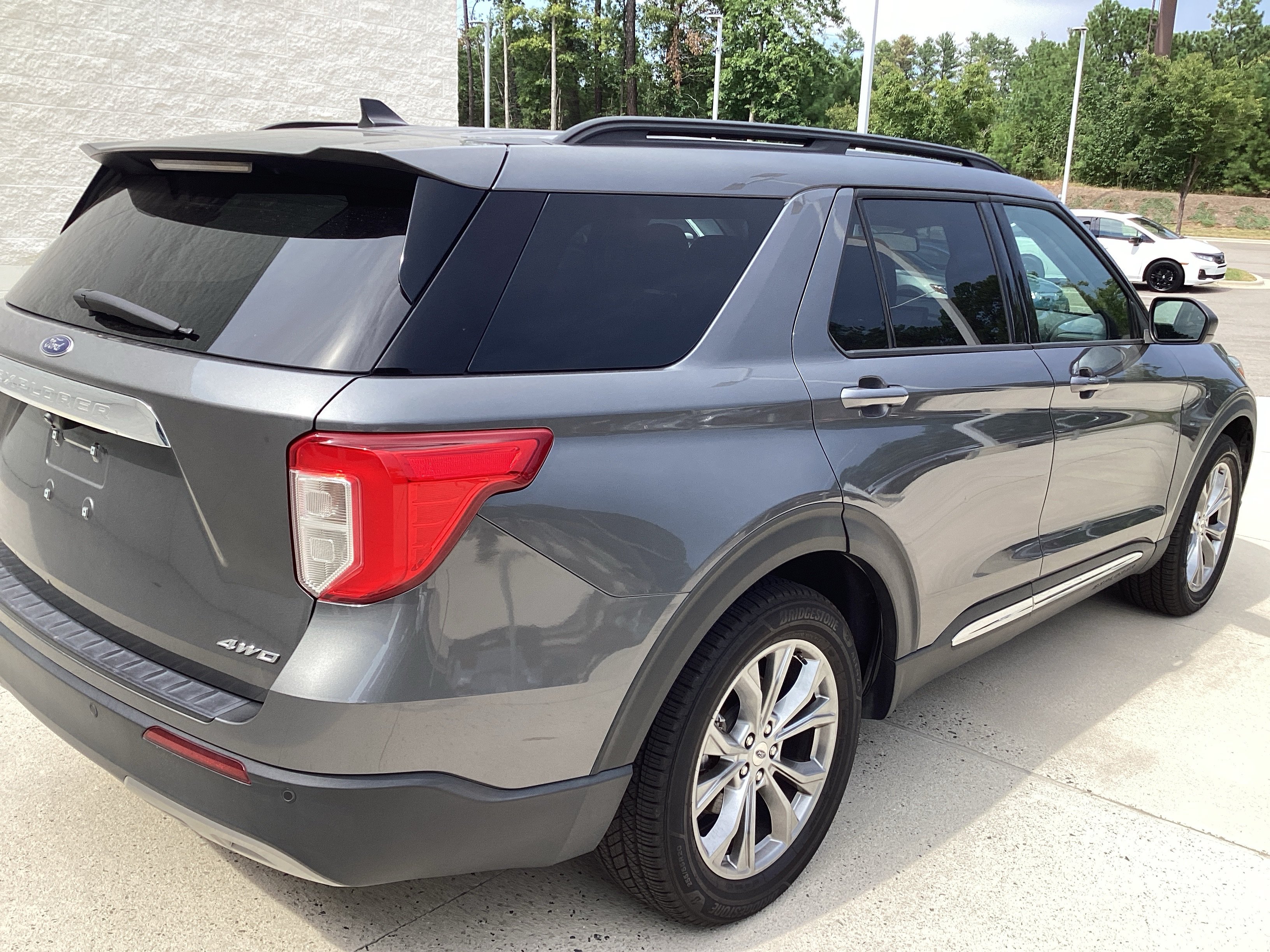 Used 2021 Ford Explorer XLT w/ Equipment Group 202A AWD/4WD image 9