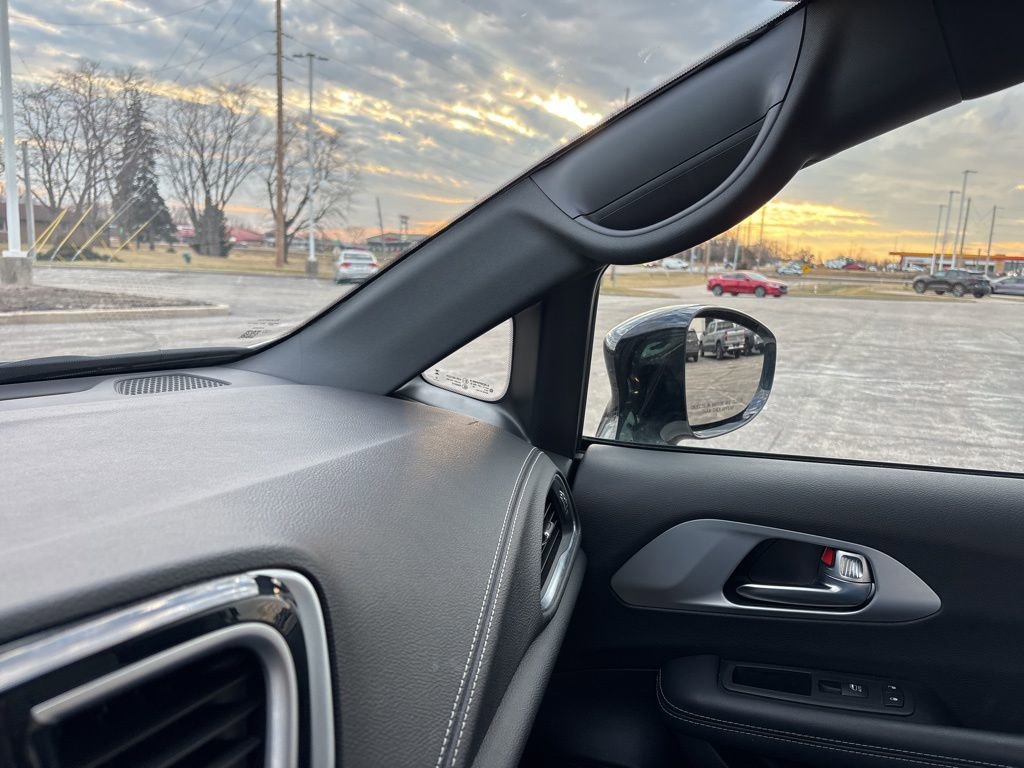 Used 2025 Chrysler Pacifica Limited image 51