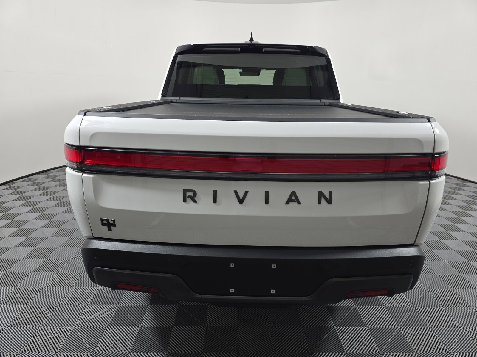 Used 2025 Rivian R1T Premium AWD/4WD image 4