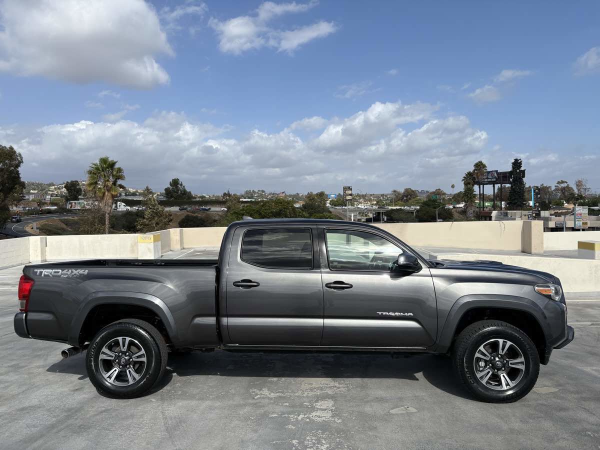 Used 2017 Toyota Tacoma TRD Sport image 40