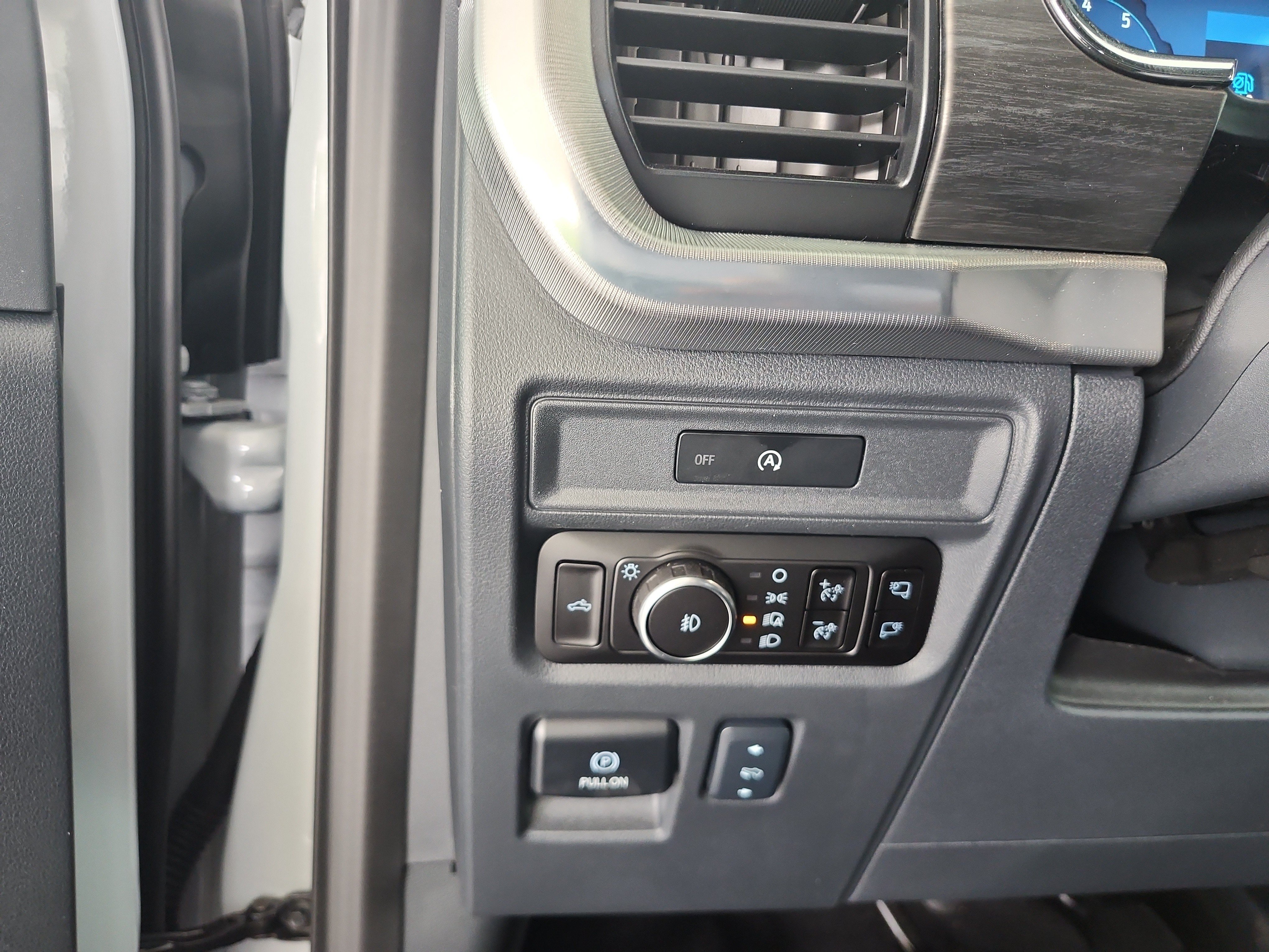 Used 2025 Ford F150 Lariat w/ Equipment Group 501A Mid AWD/4WD image 13