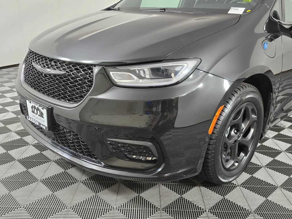 Used 2023 Chrysler Pacifica Limited w/ Uconnect Theater Family Group FWD image 10