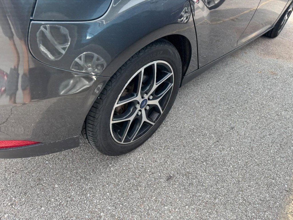 Used 2018 Ford Focus SEL w/ Cold Weather Package FWD image 6