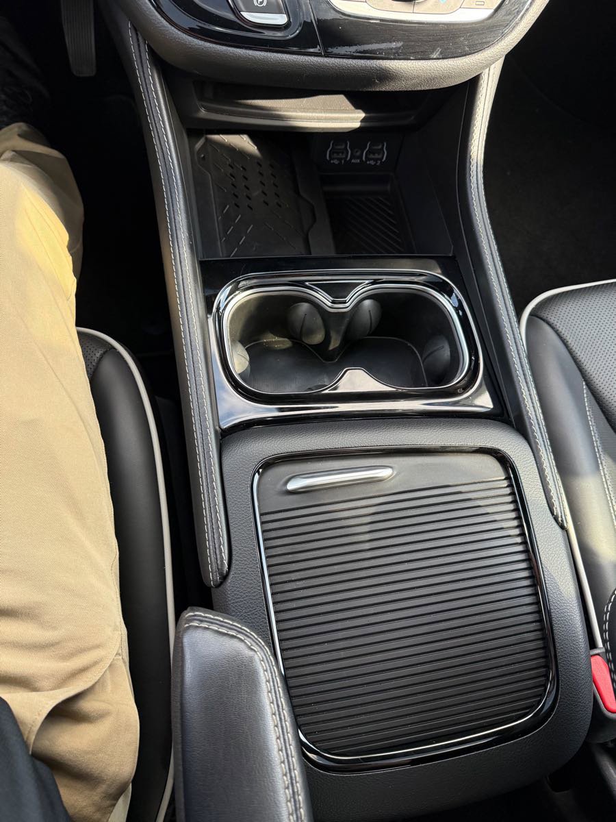 Used 2025 Chrysler Pacifica Limited image 24