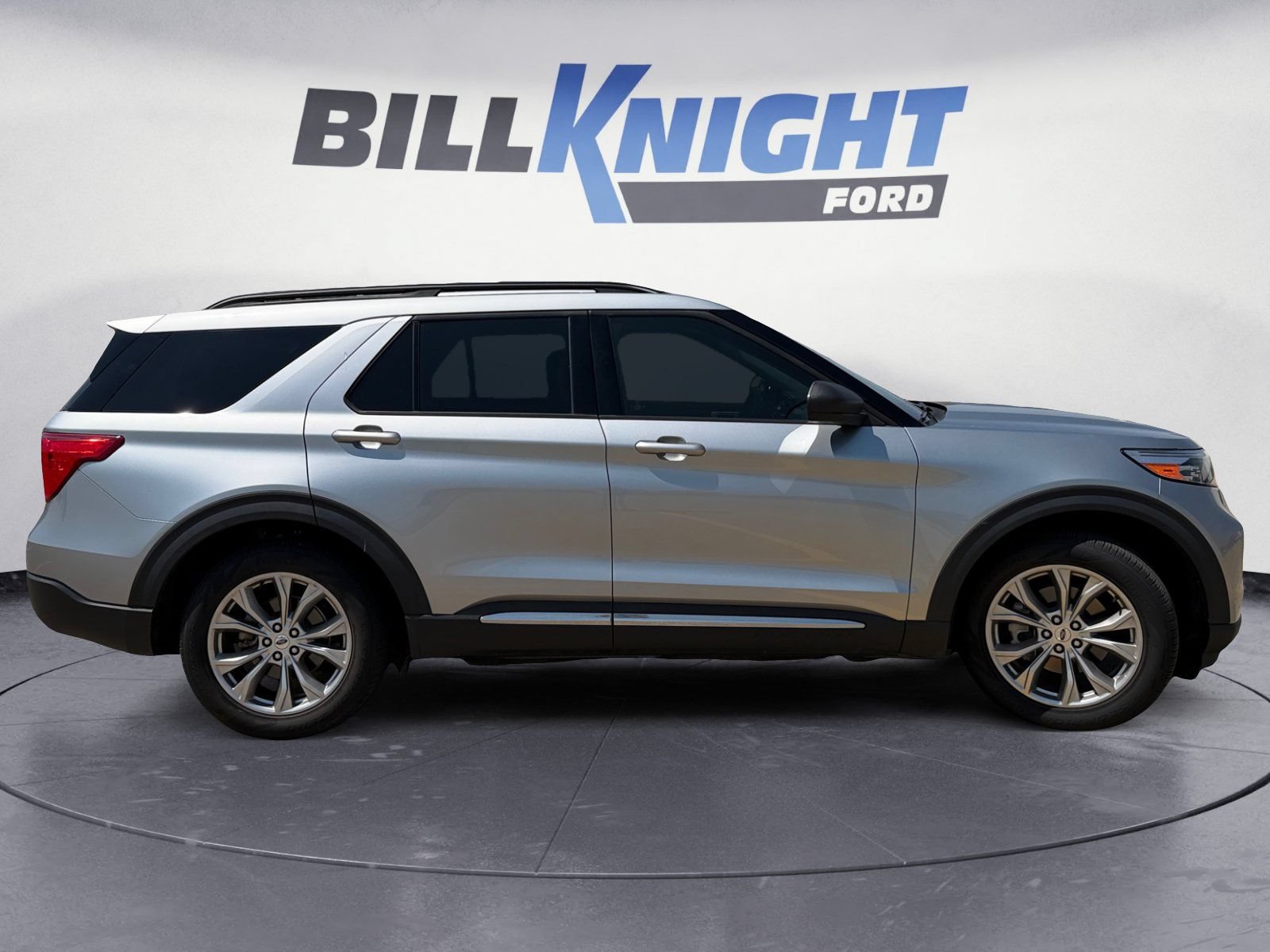 Used 2023 Ford Explorer XLT w/ Equipment Group 202A RWD image 6