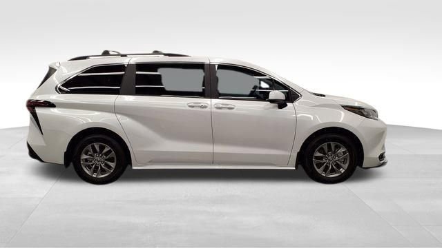 Used 2025 Toyota Sienna XLE image 8