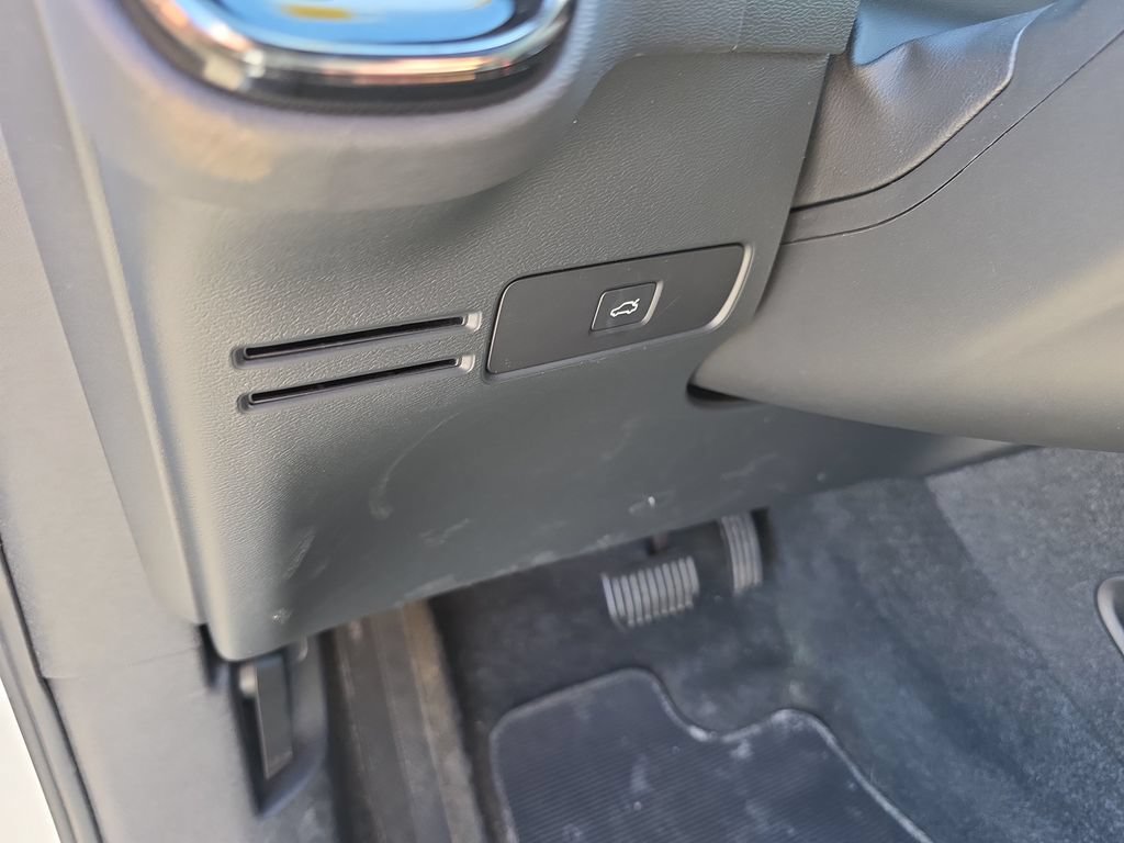 Used 2023 Volvo C40 P8 Recharge Ultimate AWD/4WD image 23