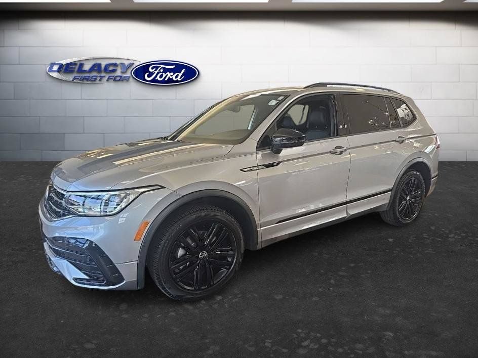 Used 2022 Volkswagen Tiguan SE R-Line AWD/4WD image 2