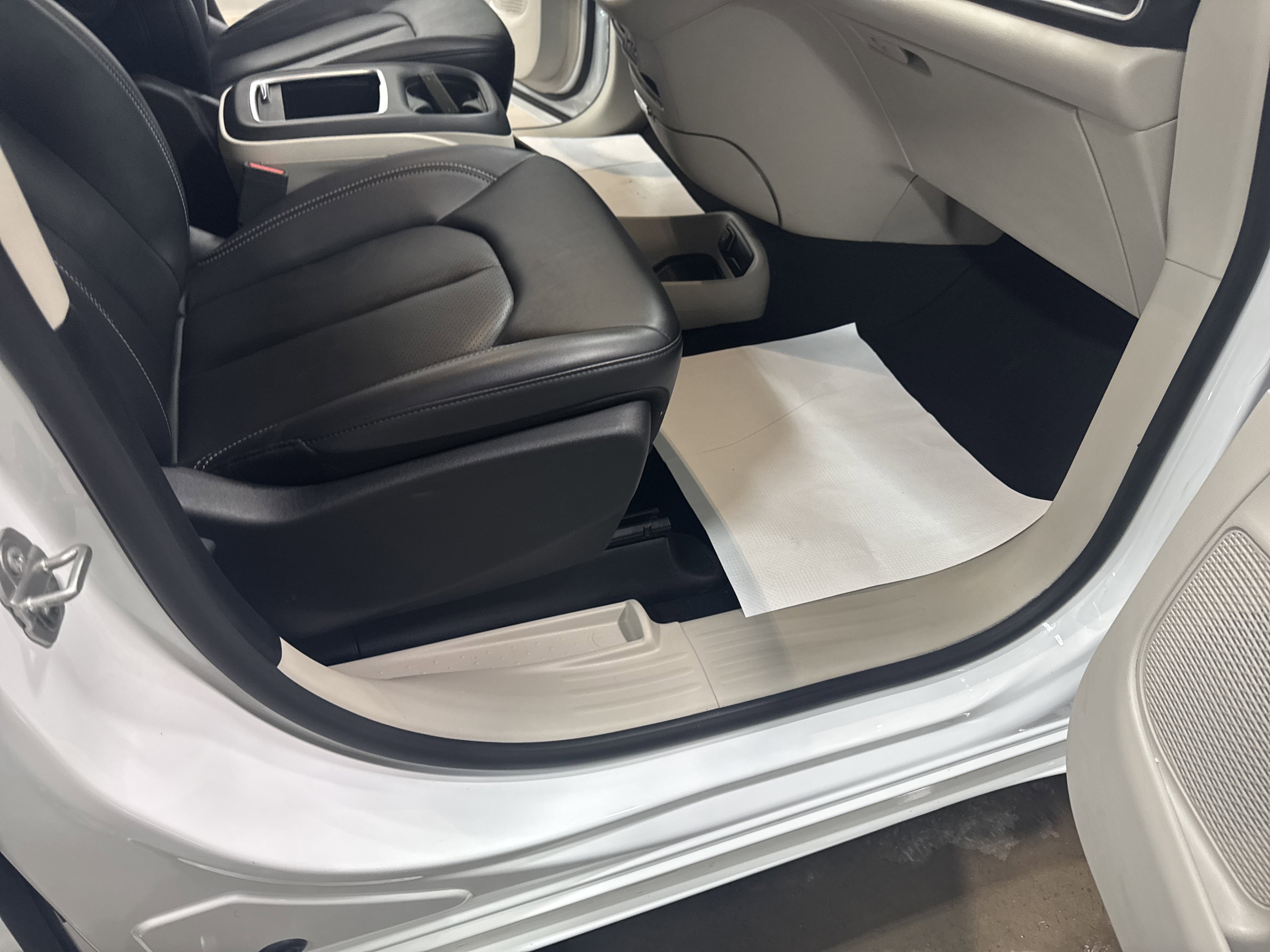 Used 2024 Chrysler Pacifica Touring-L image 40
