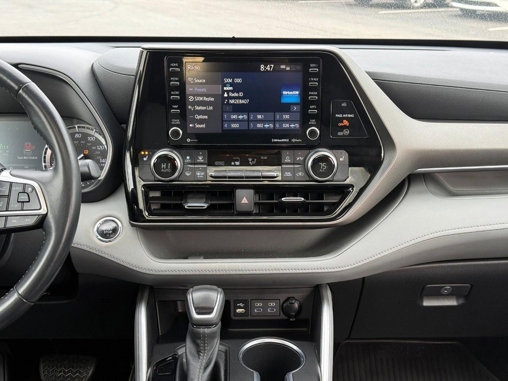 Used 2022 Toyota Highlander XLE image 16