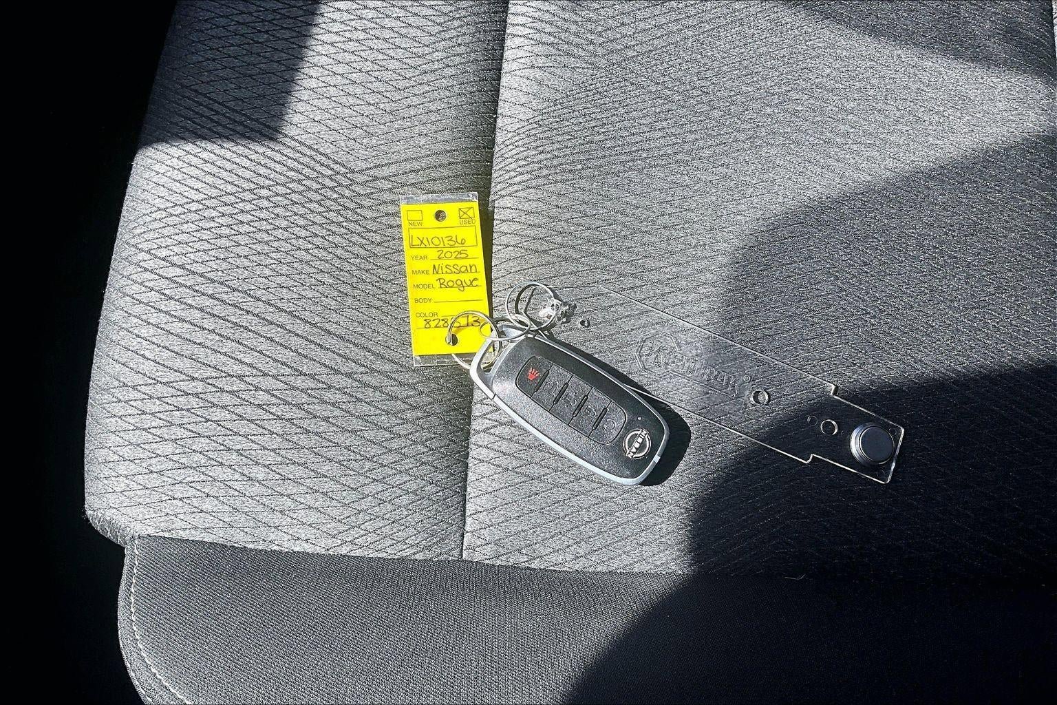 Used 2025 Nissan Rogue SV AWD/4WD image 35