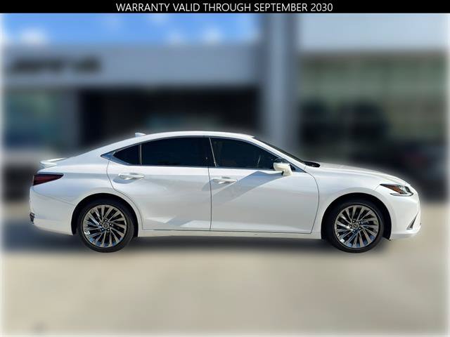 Used 2025 Lexus ES 300h Ultra Luxury w/ Accessory Package (Z1) FWD image 9