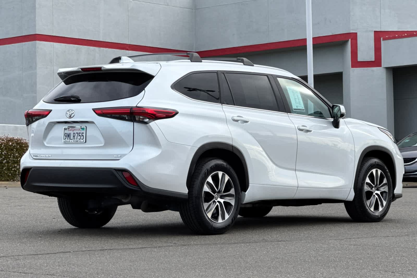 Used 2023 Toyota Highlander XLE FWD image 2