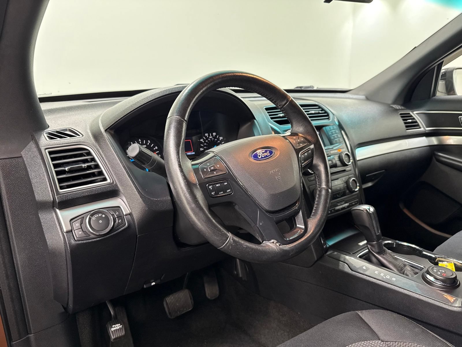 Used 2017 Ford Explorer XLT AWD/4WD image 13