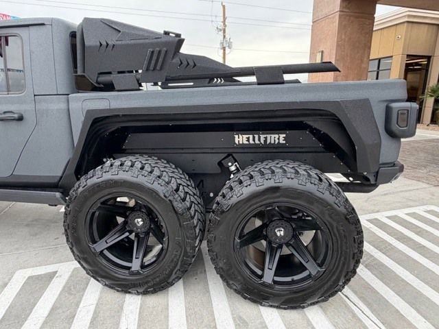 Used 2023 Jeep Gladiator Willys AWD/4WD image 3
