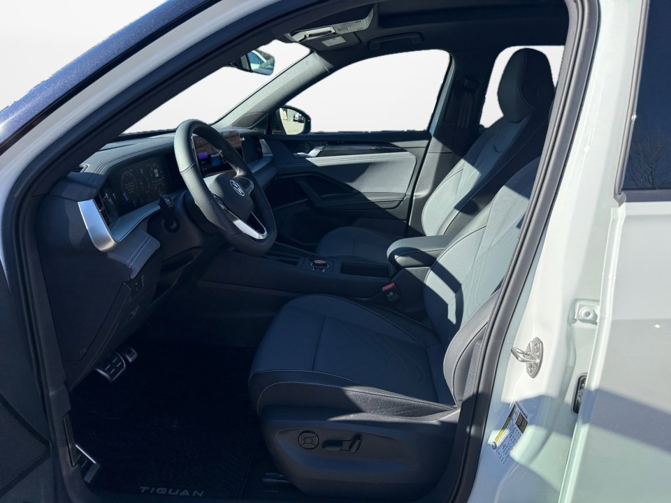 New 2026 Volkswagen Tiguan SE R-Line AWD/4WD image 9