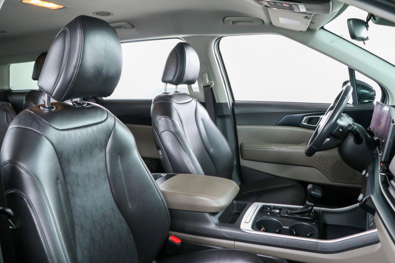 Used 2025 Kia Carnival FWD image 28