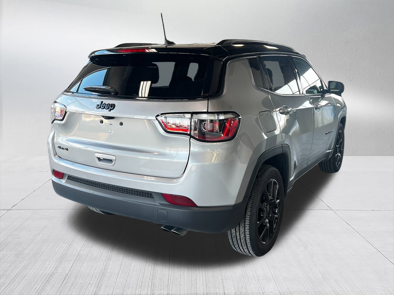 Used 2022 Jeep Compass Latitude image 4