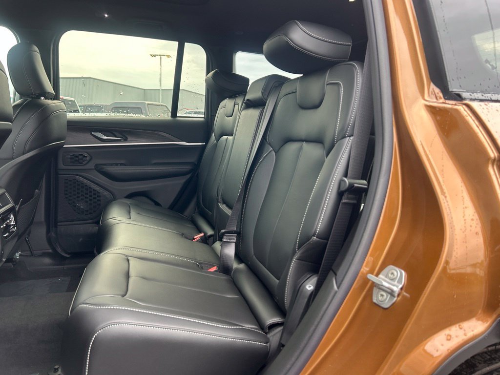 New 2026 Jeep Grand Cherokee Limited w/ Limited Altitude Package AWD/4WD image 5