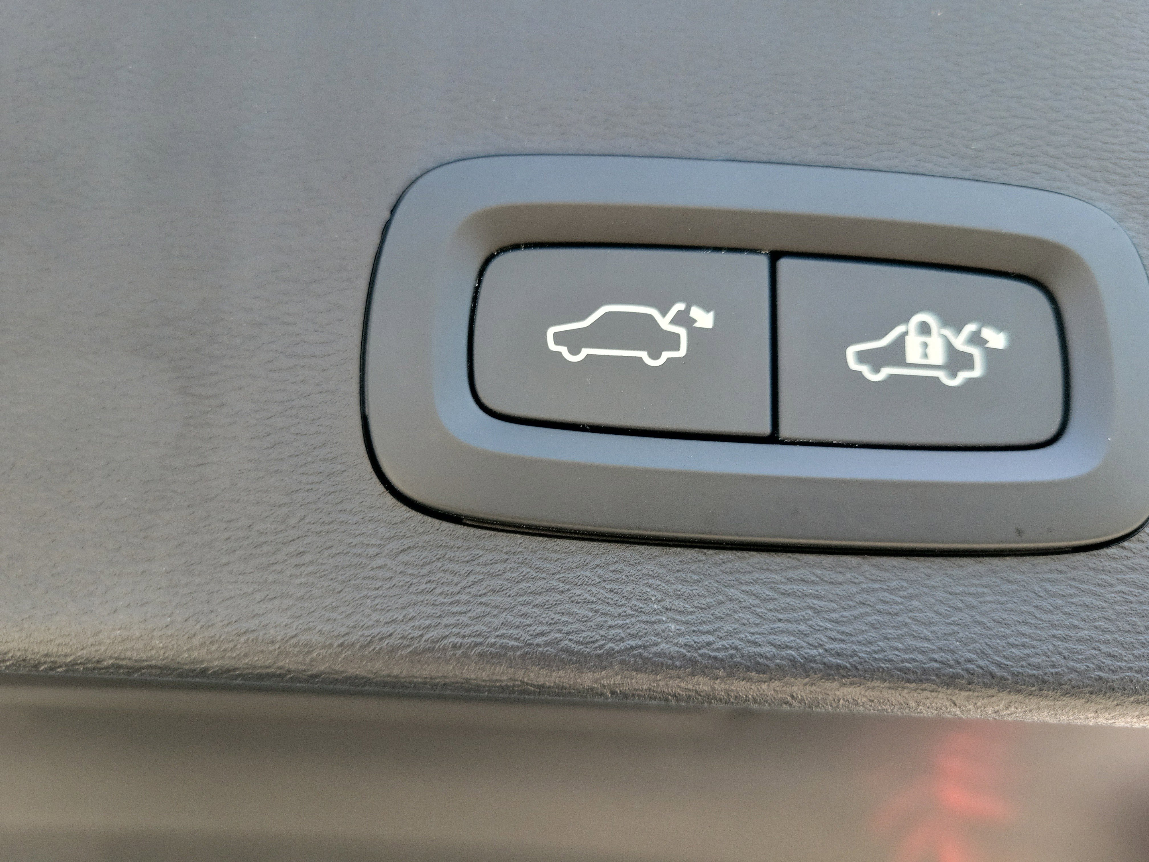 Used 2020 Volvo XC40 T4 R-Design w/ Protection Package Premier image 13