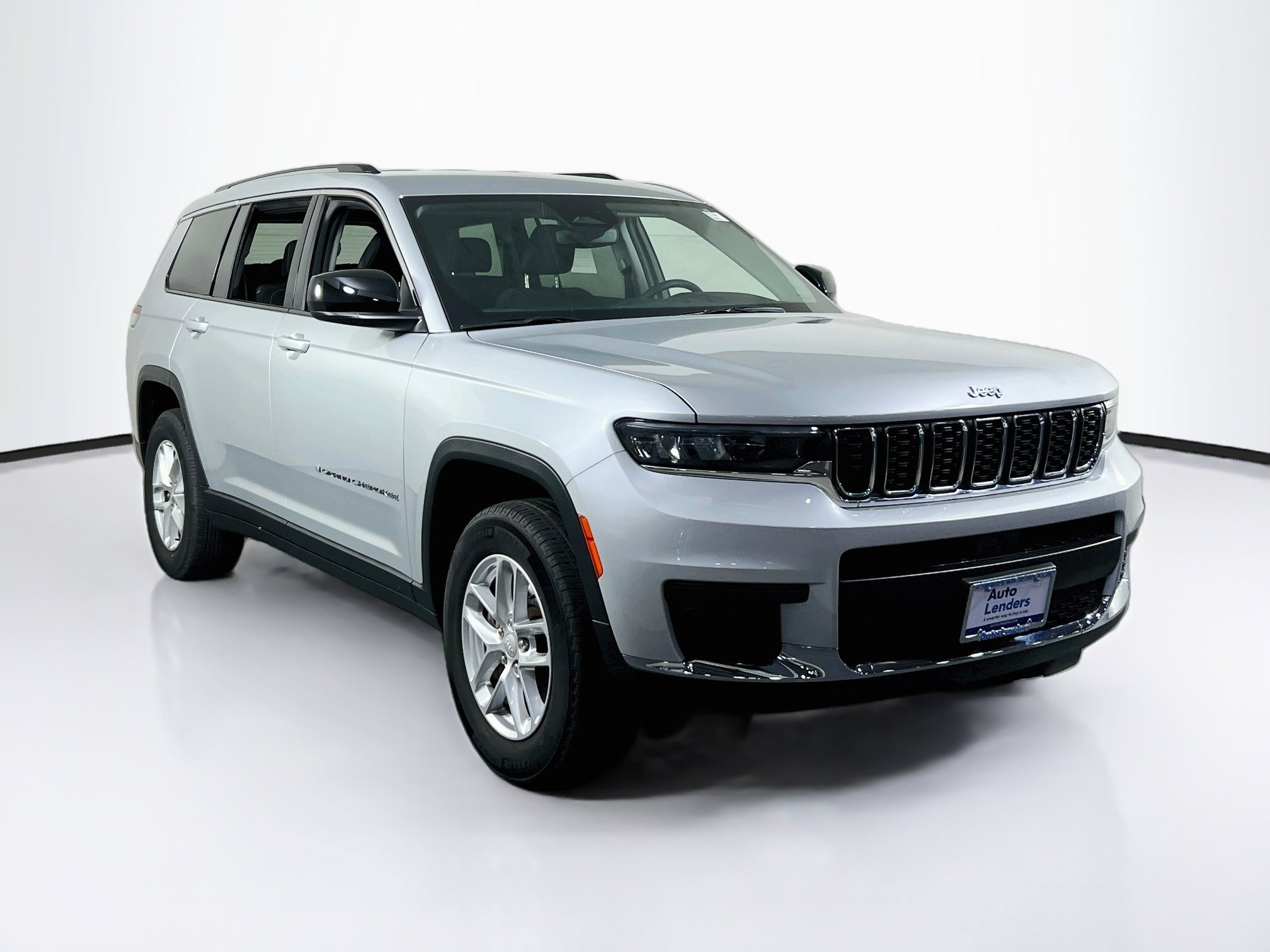Used 2023 Jeep Grand Cherokee L Laredo w/ Luxury Tech Group I AWD/4WD image 3