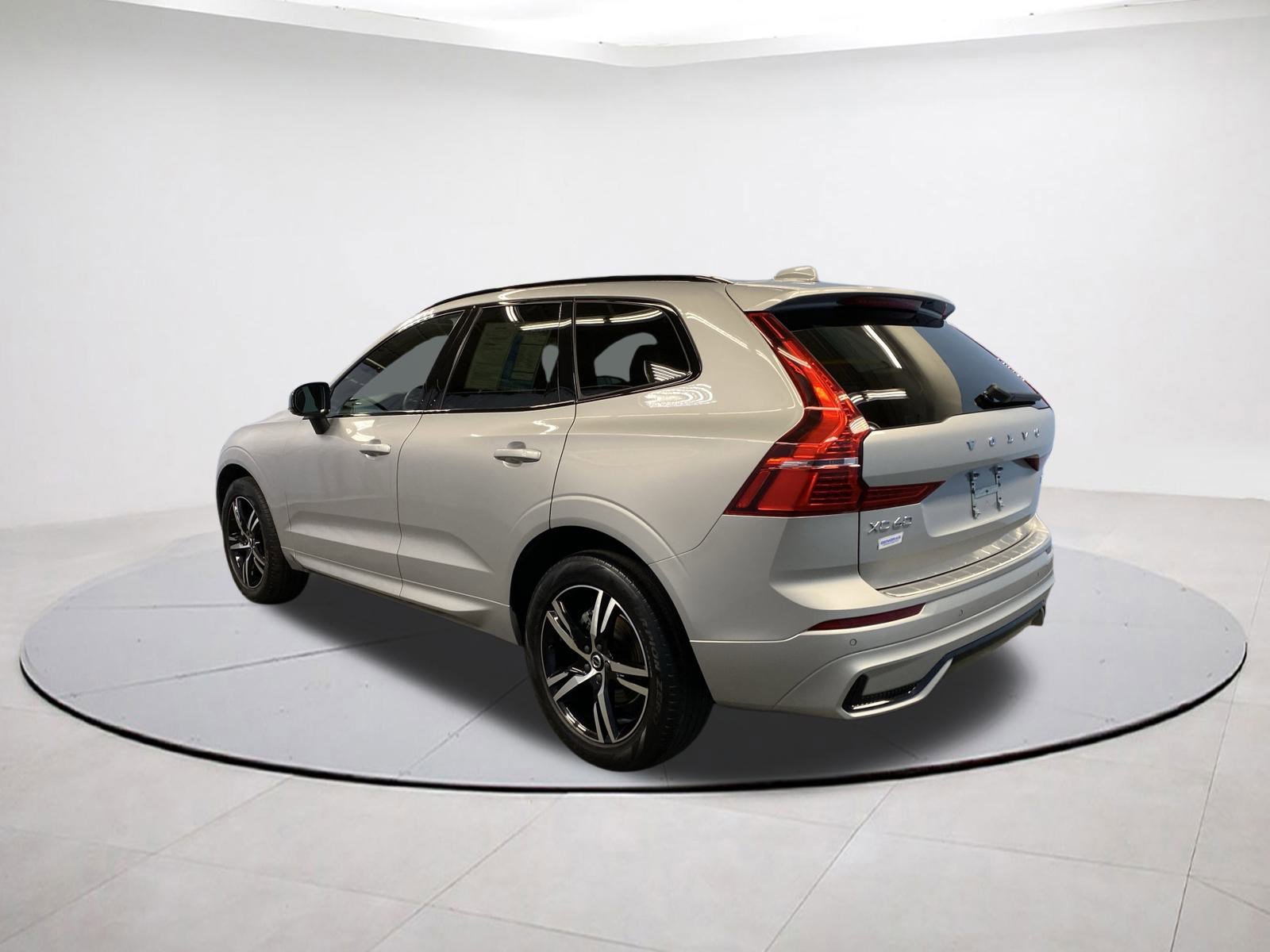 Used 2022 Volvo XC60 B5 R-Design image 4