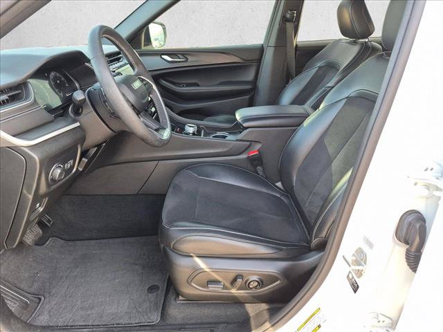 Used 2023 Jeep Grand Cherokee L Altitude AWD/4WD image 14