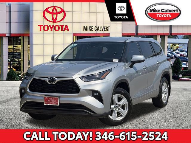 Used 2022 Toyota Highlander LE FWD image 1