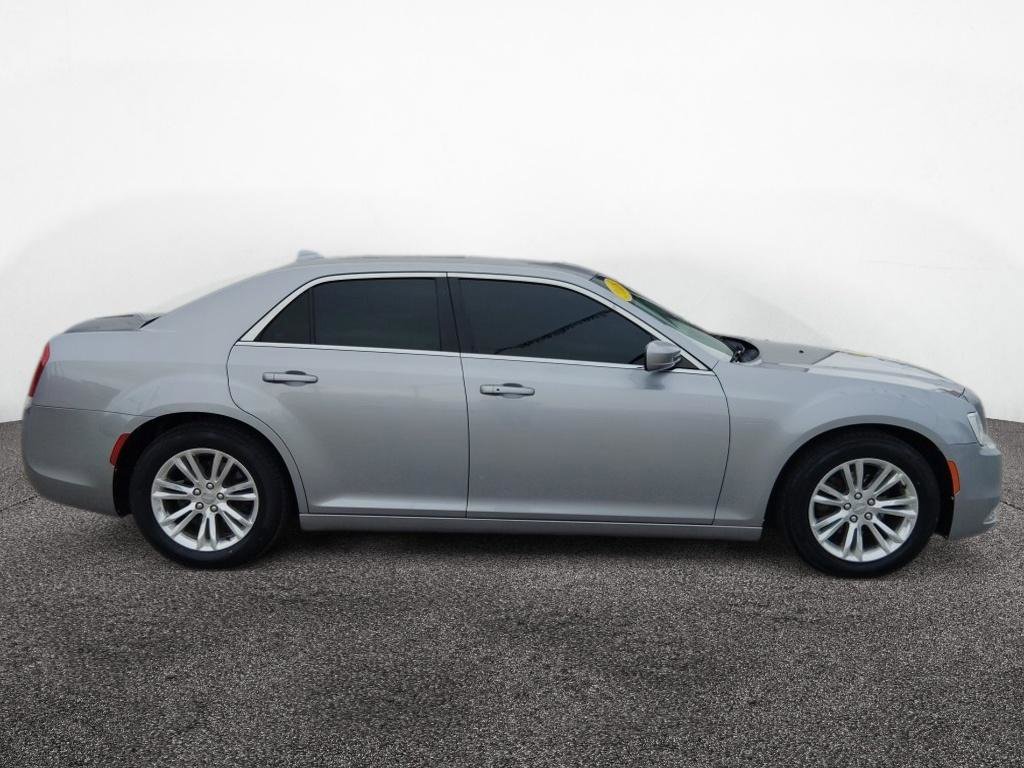 Used 2018 Chrysler 300 Touring w/ Driver Convenience Group image 8