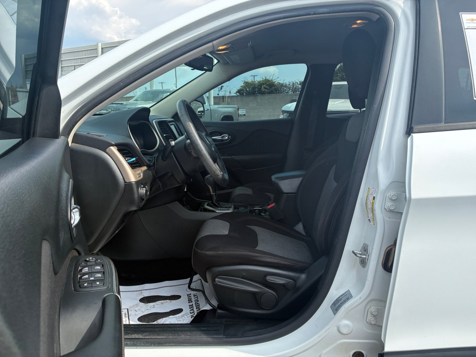 Used 2017 Jeep Cherokee Sport FWD image 12