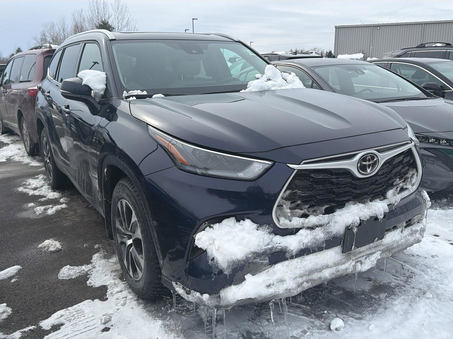 Used 2022 Toyota Highlander XLE image 3