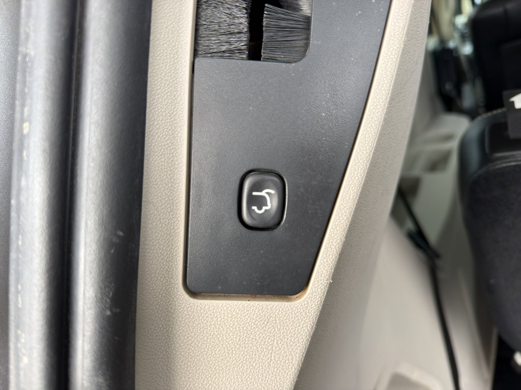 Used 2014 Chrysler Town & Country Touring image 28