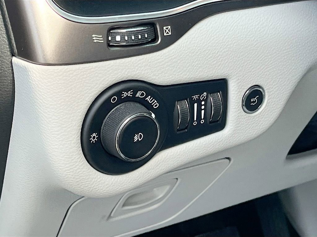 Certified 2020 Jeep Cherokee Latitude Plus w/ Comfort/Convenience Group FWD image 10