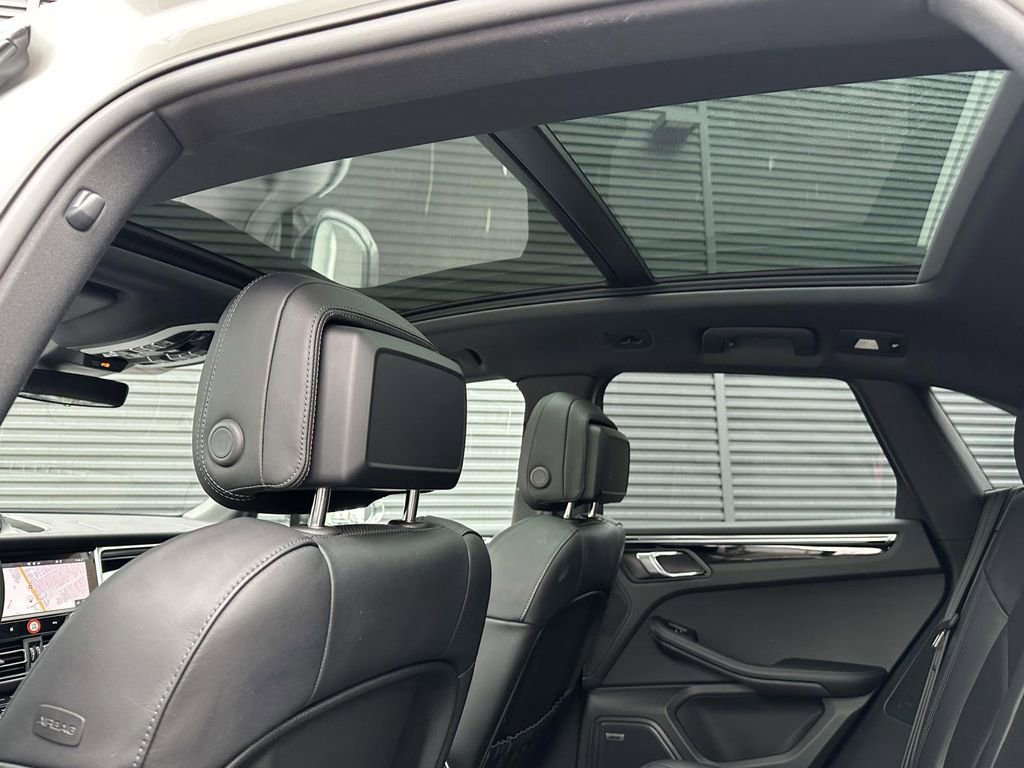 Certified 2025 Porsche Macan Turbo image 16