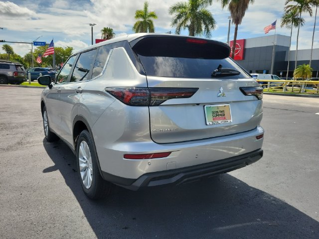 Used 2026 Mitsubishi Outlander ES FWD image 4